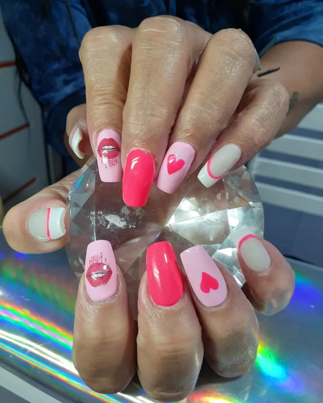 Nail art rosa con corazones en Nahir Yaya Beauty y Spa